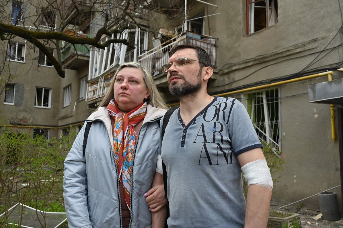 Harkivas iedzīvotāji vēro glābšanas darbus pēc kārtējā Krievijas raķešu trieciena