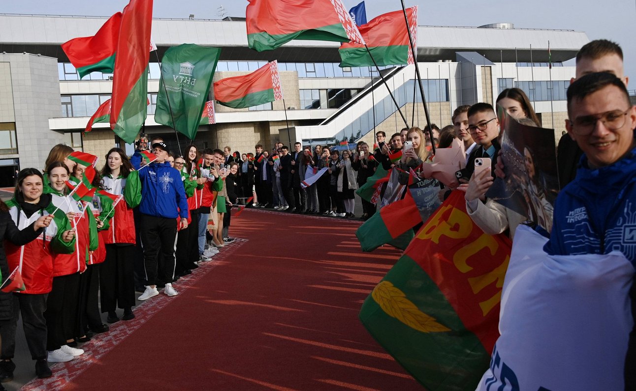 Cilvēki ar autoritārās Baltkrievijas karogiem.