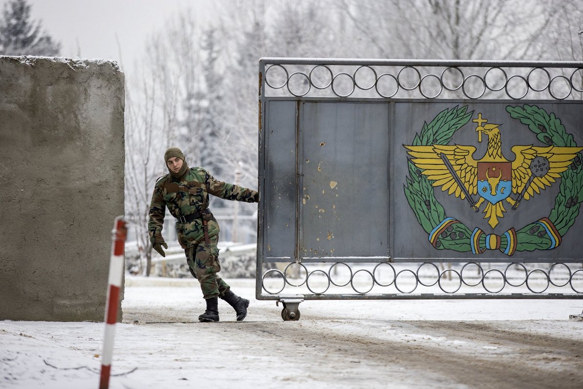 Moldovas karavīrs Kišiņevā, Moldovā aizver militārās bāzes vārtus