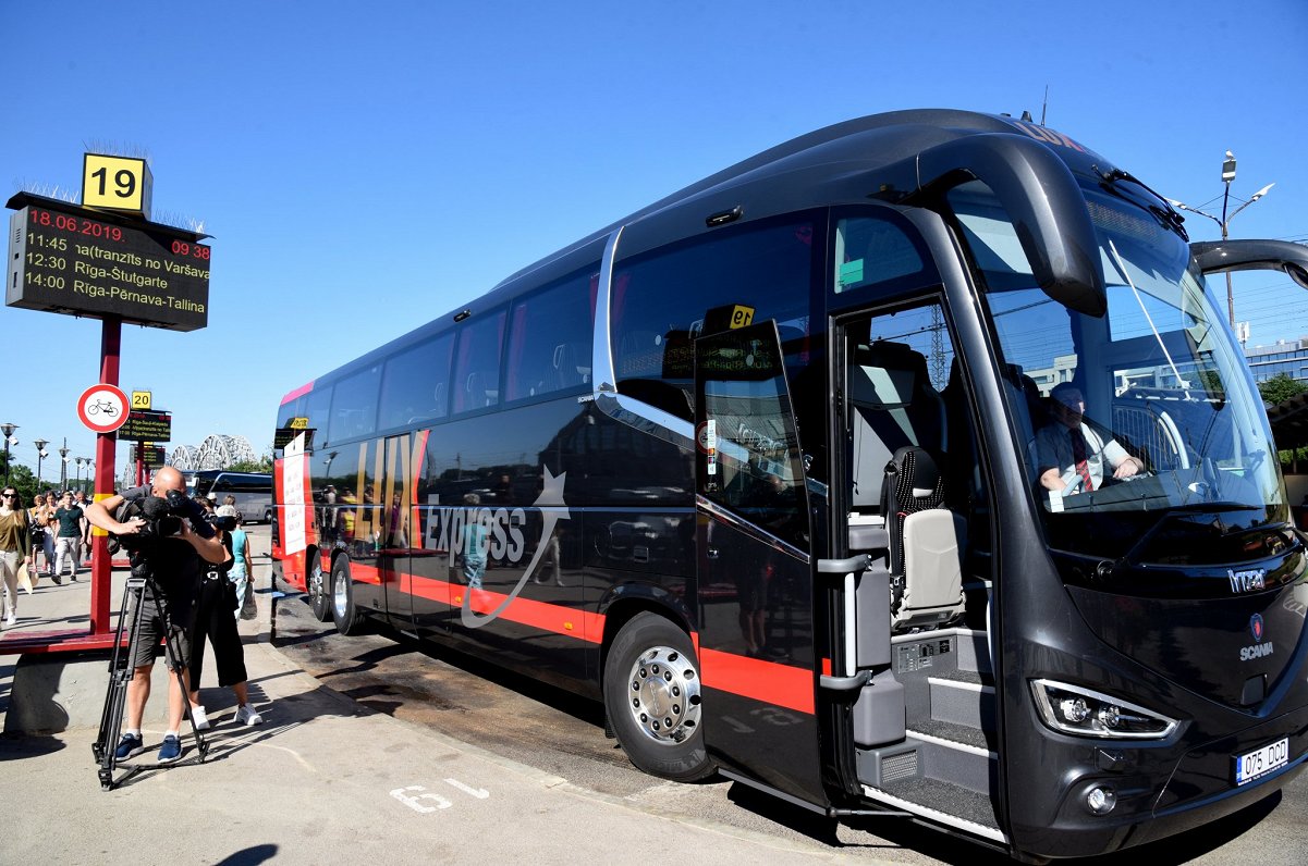 Starptautiskā pasažieru pārvadātāja &quot;Lux Express&quot; autobuss Rīgas Starptautiskajā autoostā.