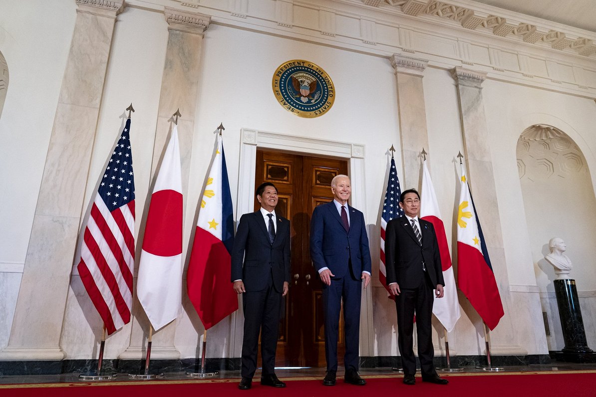 ASV prezidents Vašingtonā tiekas ar Japānas premjerministru un Filipīnu prezidentu pirmajā triju val...