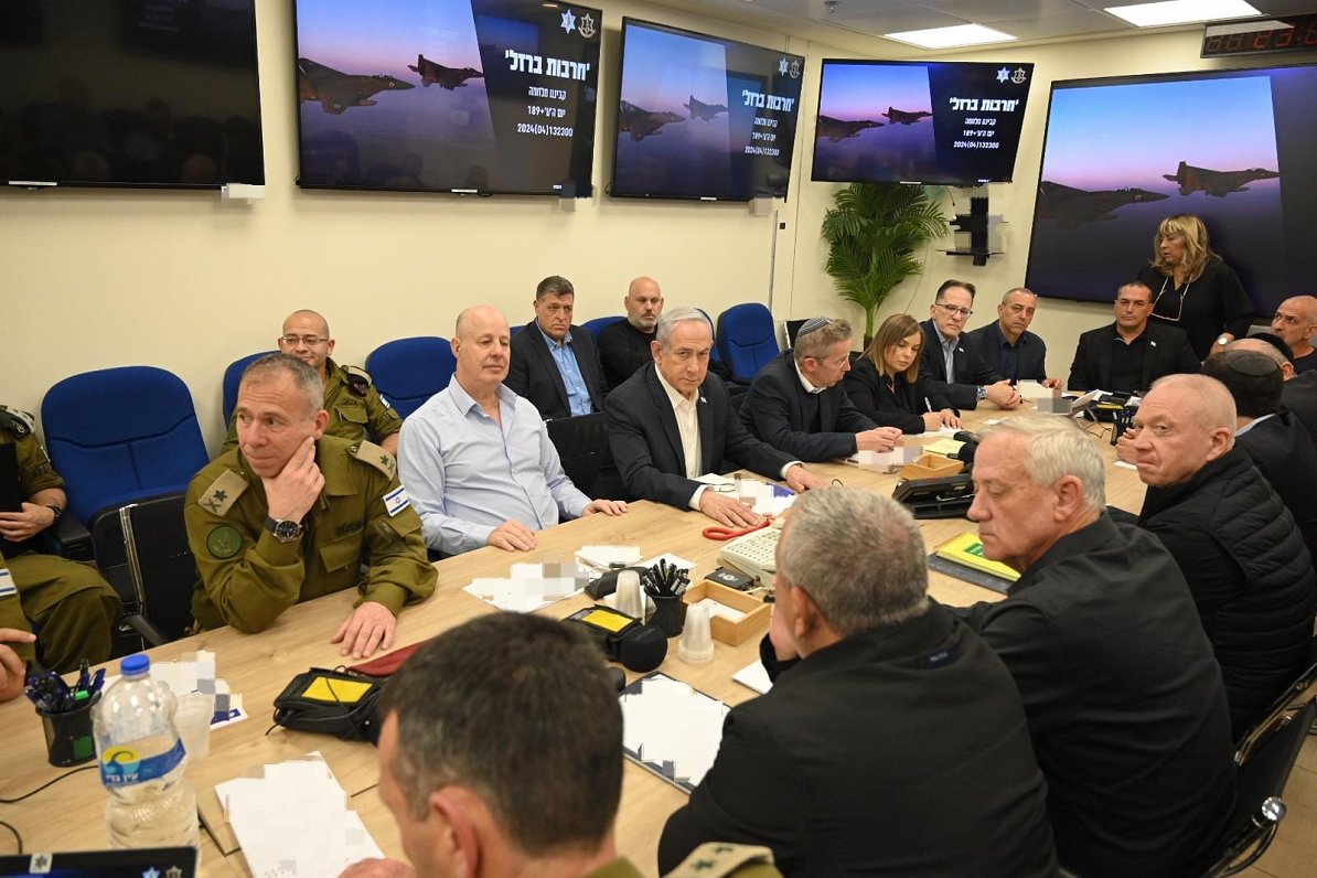 Kara kabinets Telavivā ar premjeru Bjenaminu Netanjahu centrā 14.aprīlī