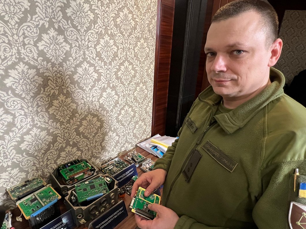 Ukrainas armijas pārstāvis Petro Šapovals, kurš nodarbojas ar notriekto Krievijas ieroču izpēti