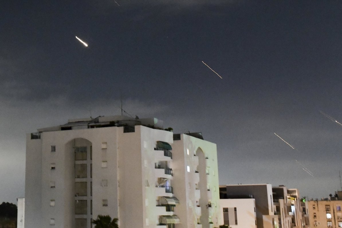 «Железный купол» Израиля сбивает иранские дроны и ракеты