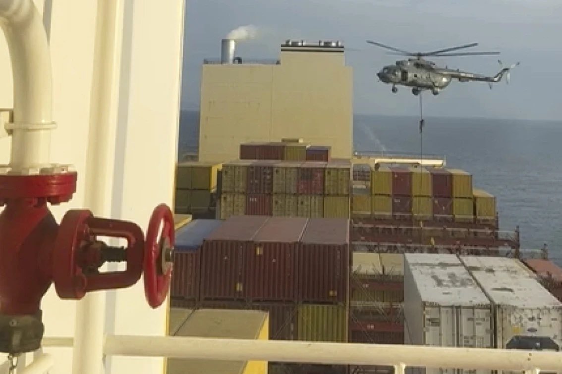 Ekrānšāviņš no video, kurā redzama &quot;MSC Aries&quot; kuģa sagrābšana
