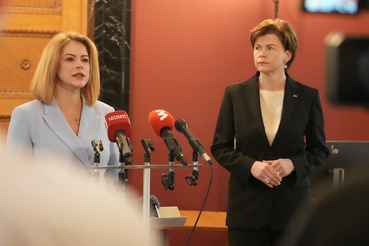 Premjere Evika Siliņa (no kreisās) ārlietu ministra amatam izvirza diplomāti Baibu Braži.