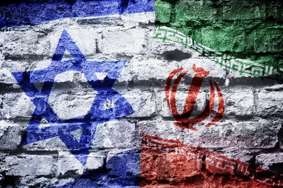 Ilustratīvs attēls: Izraēlas un Irānas karogi attēloti uz sienas