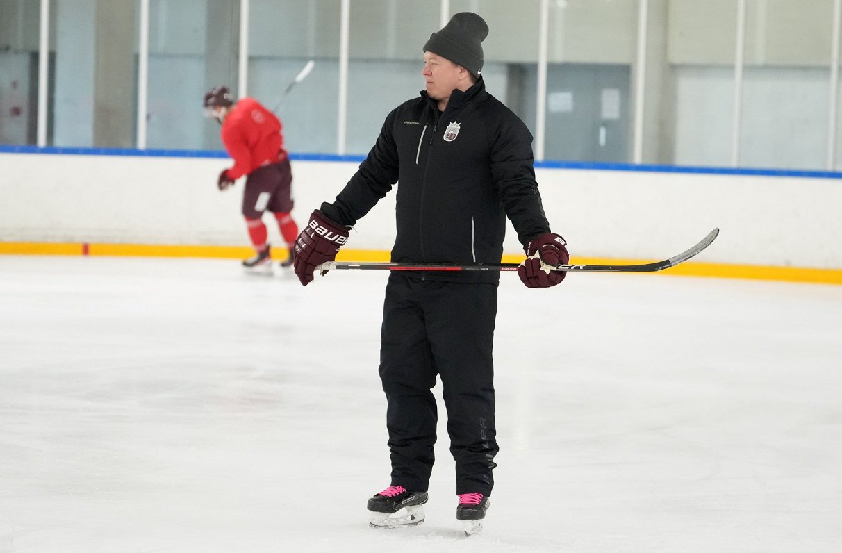 Петтери Нуммелин на тренировке сборной Латвии по хоккею