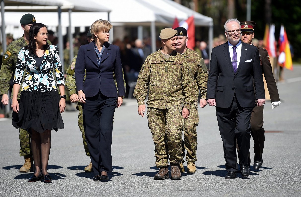 NATO ģenerālsekretāra vietniece publiskās diplomātijas jautājumos Baiba Braže (otrā no kreisās) pied...
