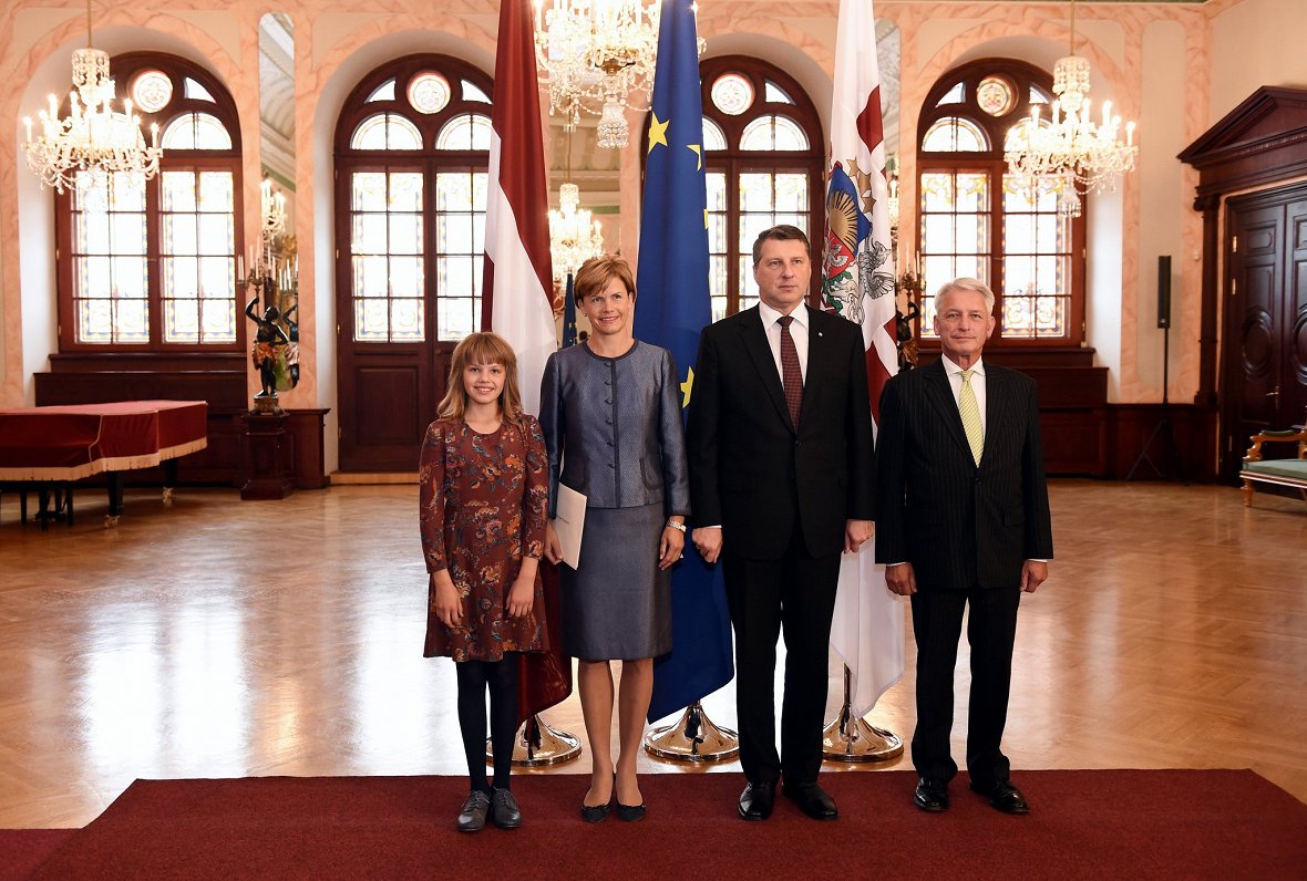 Valsts prezidents Raimonds Vējonis un Latvijas vēstniece Apvienotajā Karalistē Baiba Braže ar ģimeni...