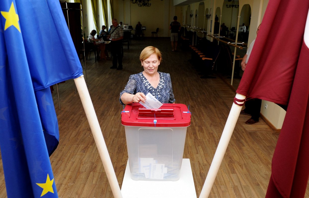 Жительница Ливаны голосует на выборах в Европарламент. 2014 год