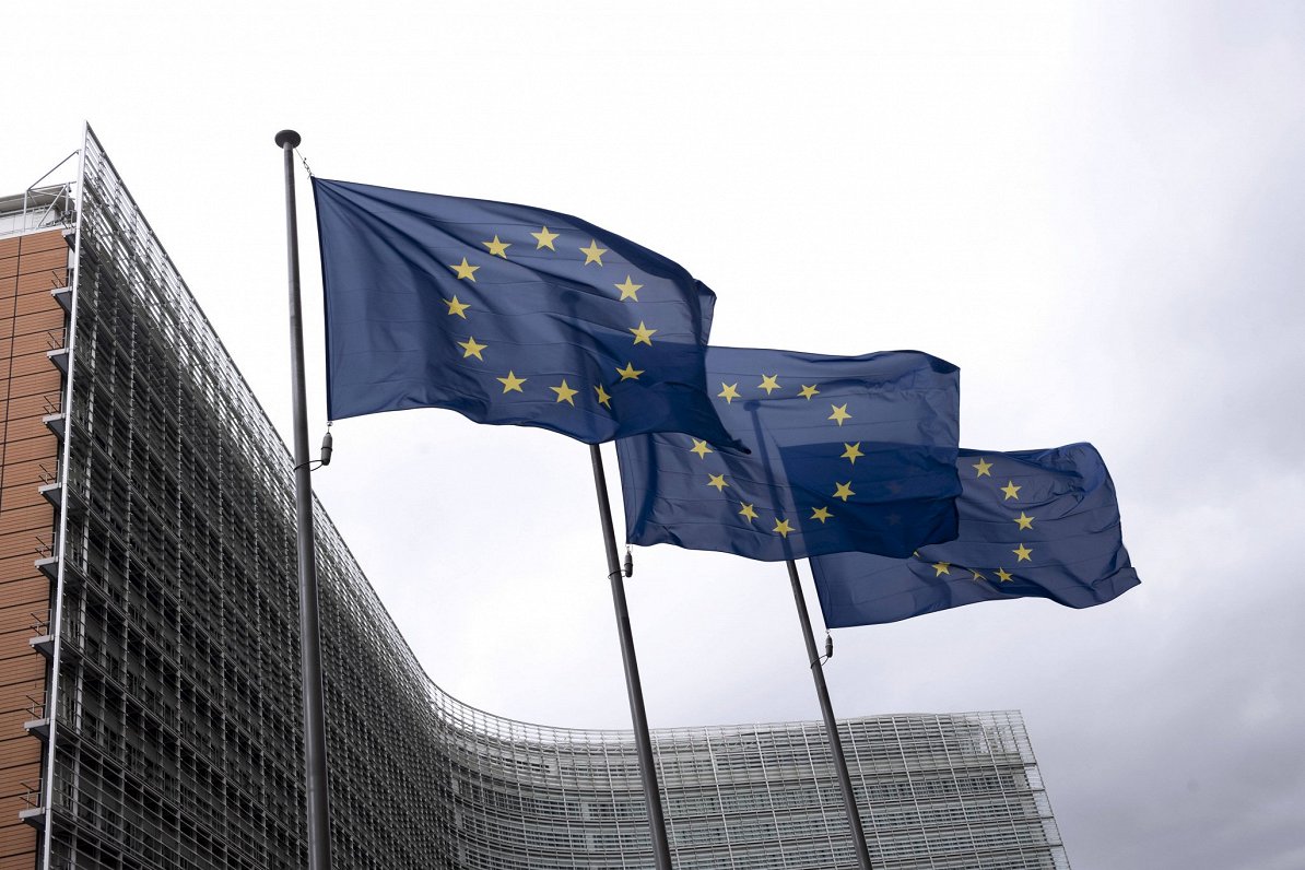 Ilustratīvs attēls: Eiropas Savienības karogi