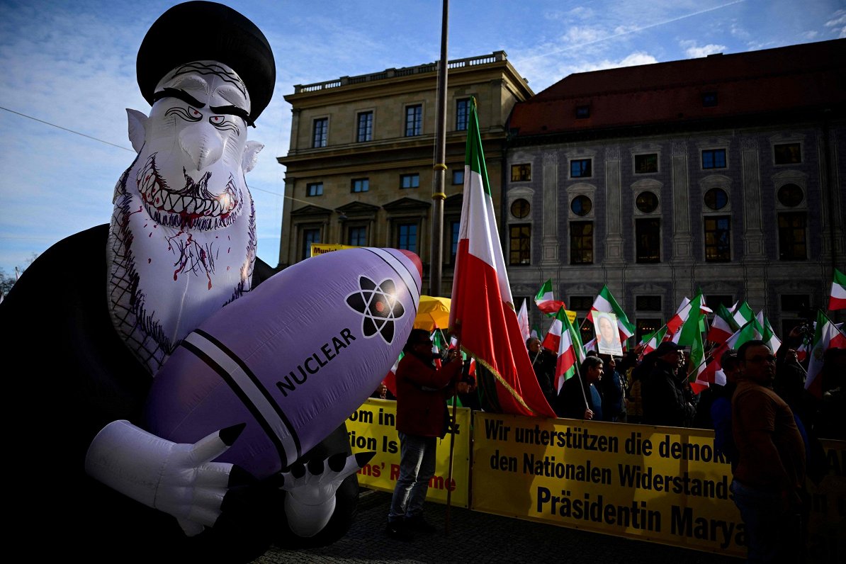 Vācijas pilsētā Minhenē protestētāji vēršas pret ājatollas Alī Hāmeneī vadīto Irānas režīmu, kas jau...