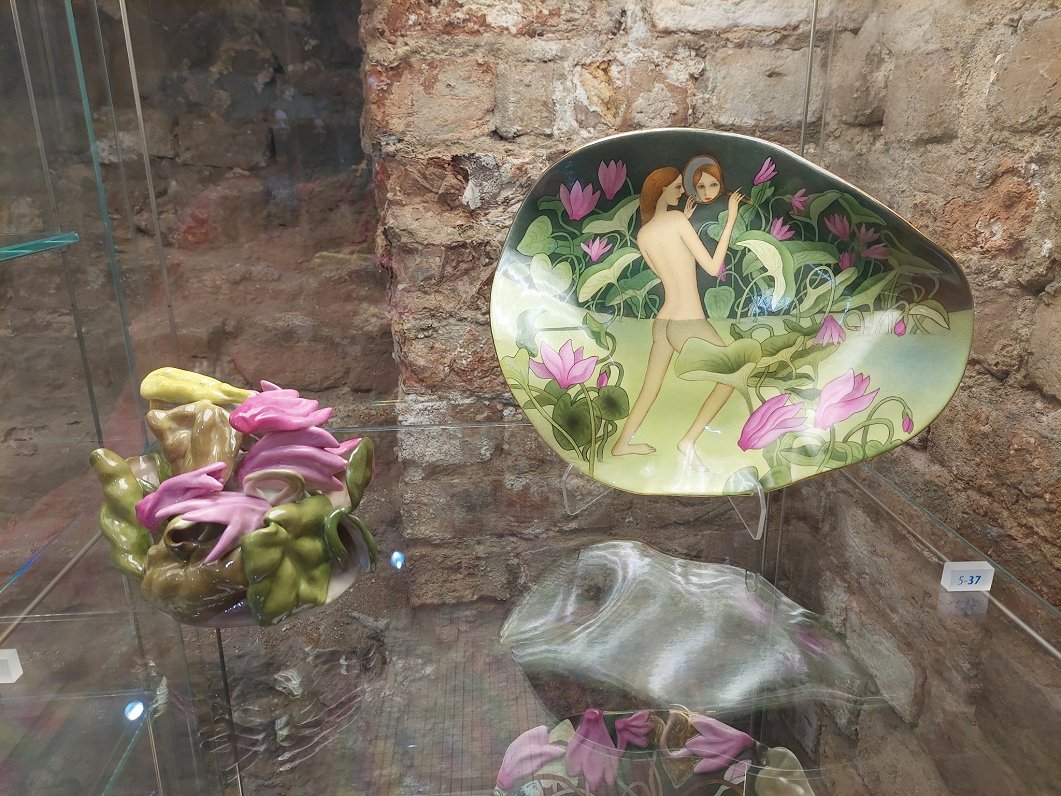 Ineses Margēvičas izstāde «Ciklamenas slepenā dzīve» Porcelāna muzejā