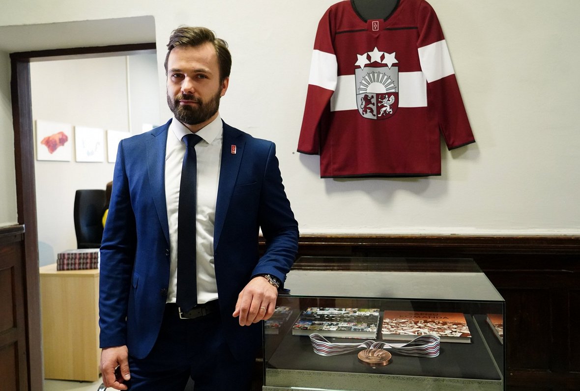 Latvijas hokeja izlases pasaules čempionātā izcīnīto bronzas medaļu izvieto Latvijas Nacionālajā vēs...