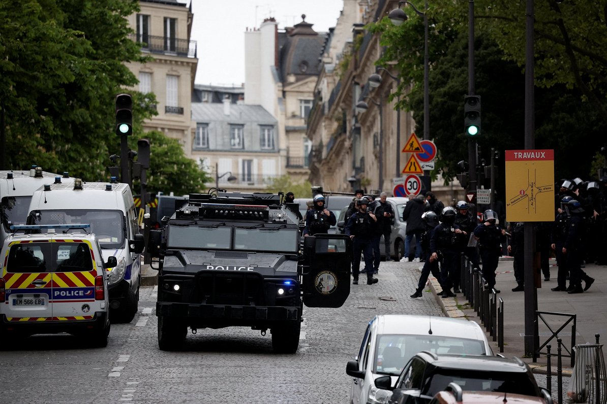 Parīzē policija ielenkusi Irānas konsulātu, kurā iekļuvis cilvēks ar sprāgstvielām