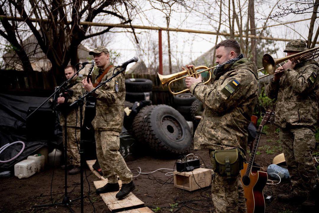 Mūziķu priekšnesums Ukrainas aizstāvjiem.