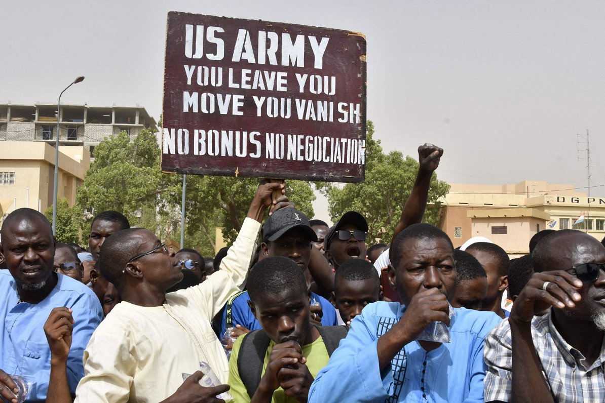 Protesti Nigērijā, pieprasot ASV militāro spēku izvešanu bez nosacījumiem.