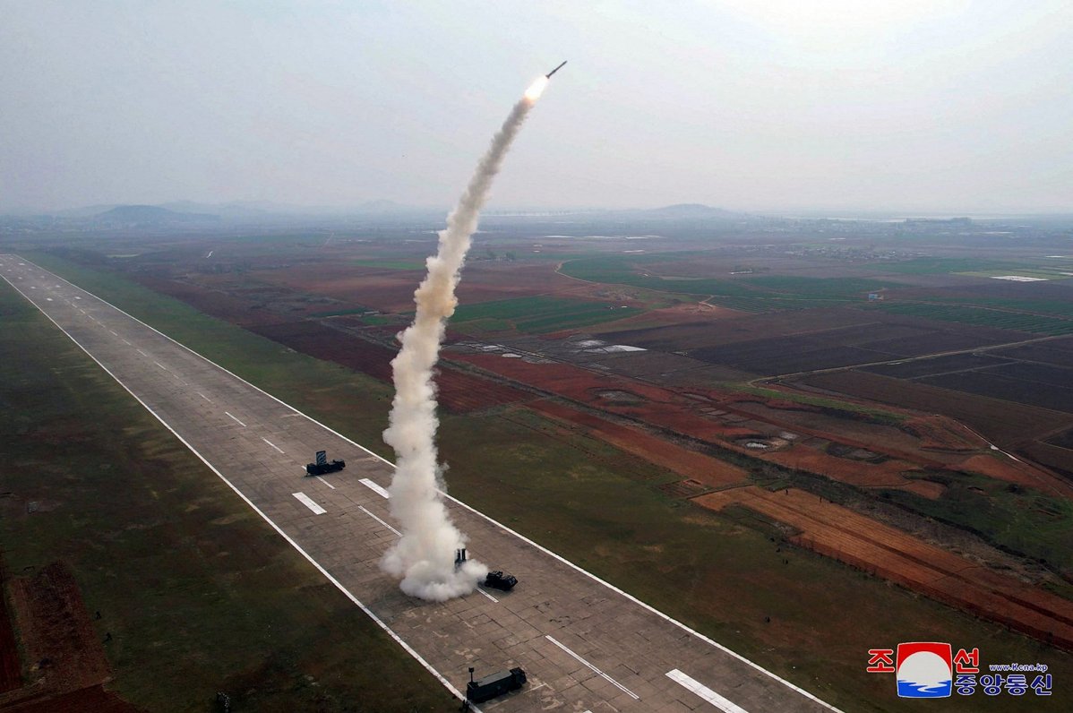 Ziemeļkorejas valdības izplatīts raķetes palaišanas foto