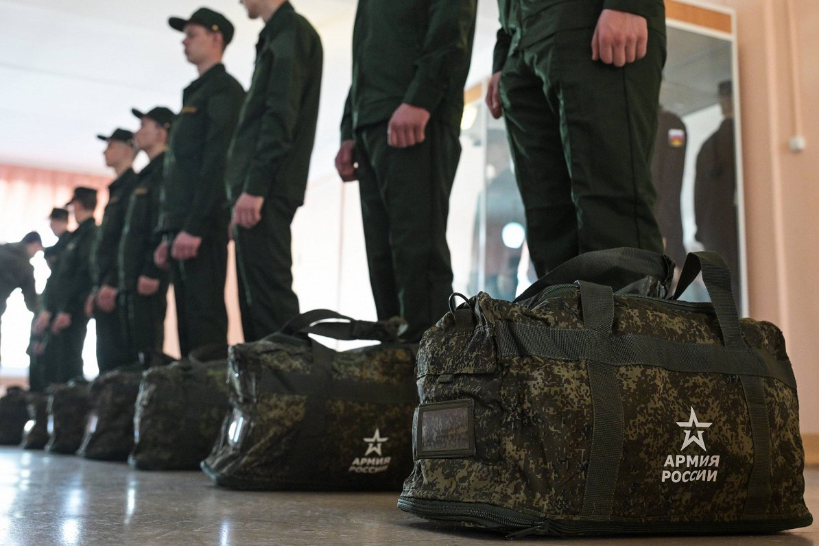 Krievijas militārā dienesta jauniesauktie izkārtojas rindā pirms došanās uz garnizoniem.