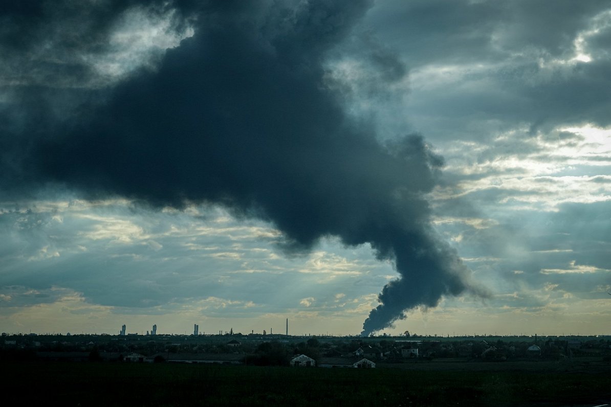 Дым после ракетного удара. Одесская область. Снимок сделан 19.04.2024, распространен 20.04.2024
