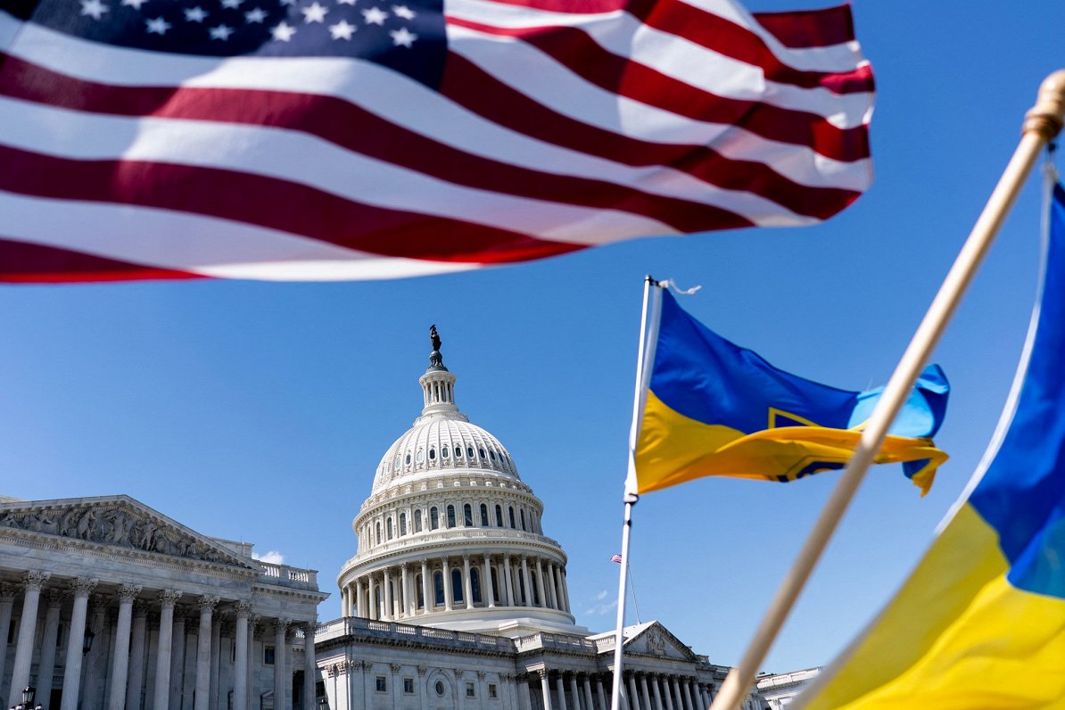 ASV un Ukrainas karogi pie Kapitolija pēc Pārstāvju plātas balsojuma 20.aprīlī