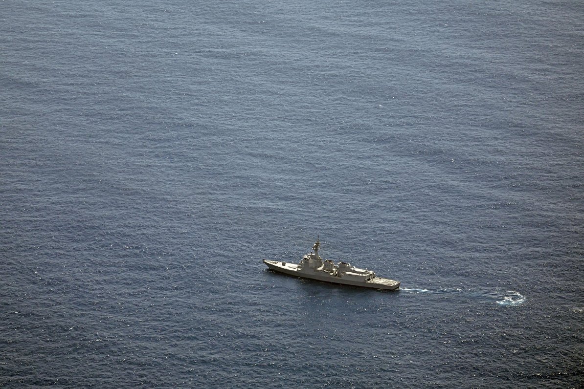 Japānas Jūras pašaizsardzības spēku kuģis veic meklēšanas un glābšanas operāciju negadījuma vietā