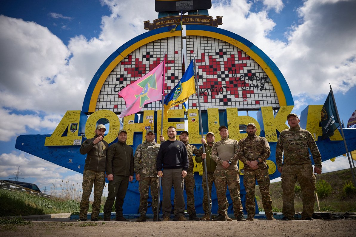 Ukrainas prezidents Volodimirs Zelenskis ar ukraiņu karavīriem pie Doneckas apgabala robežzīmes, 202...