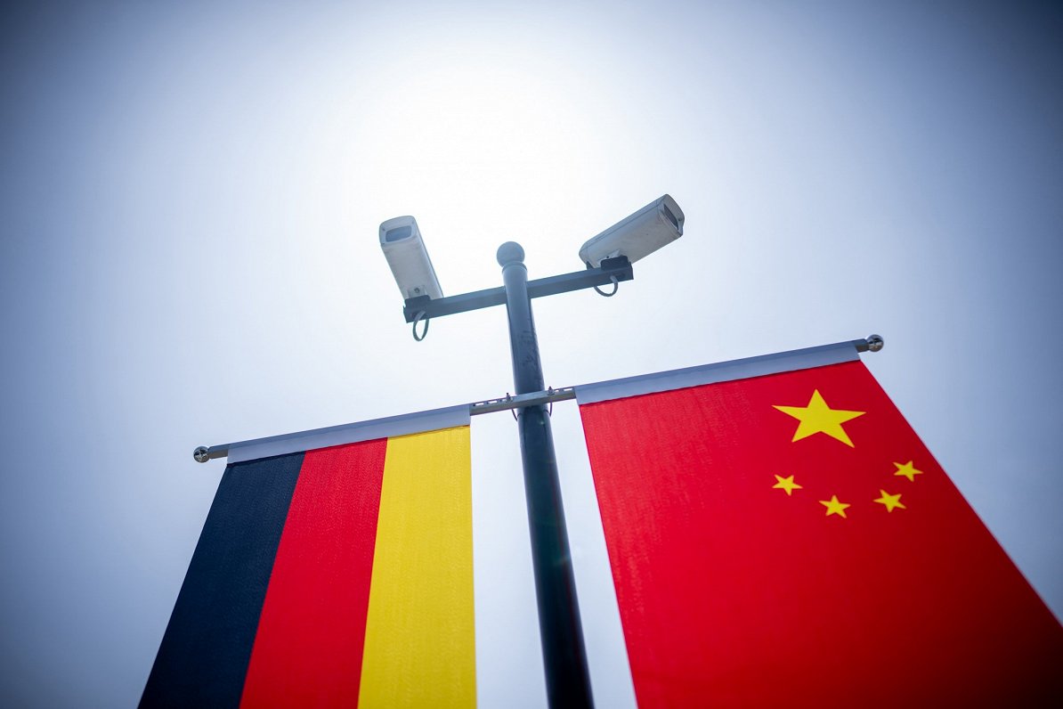 Ilustratīvs attēls: Vācijas un Ķīnas karogi