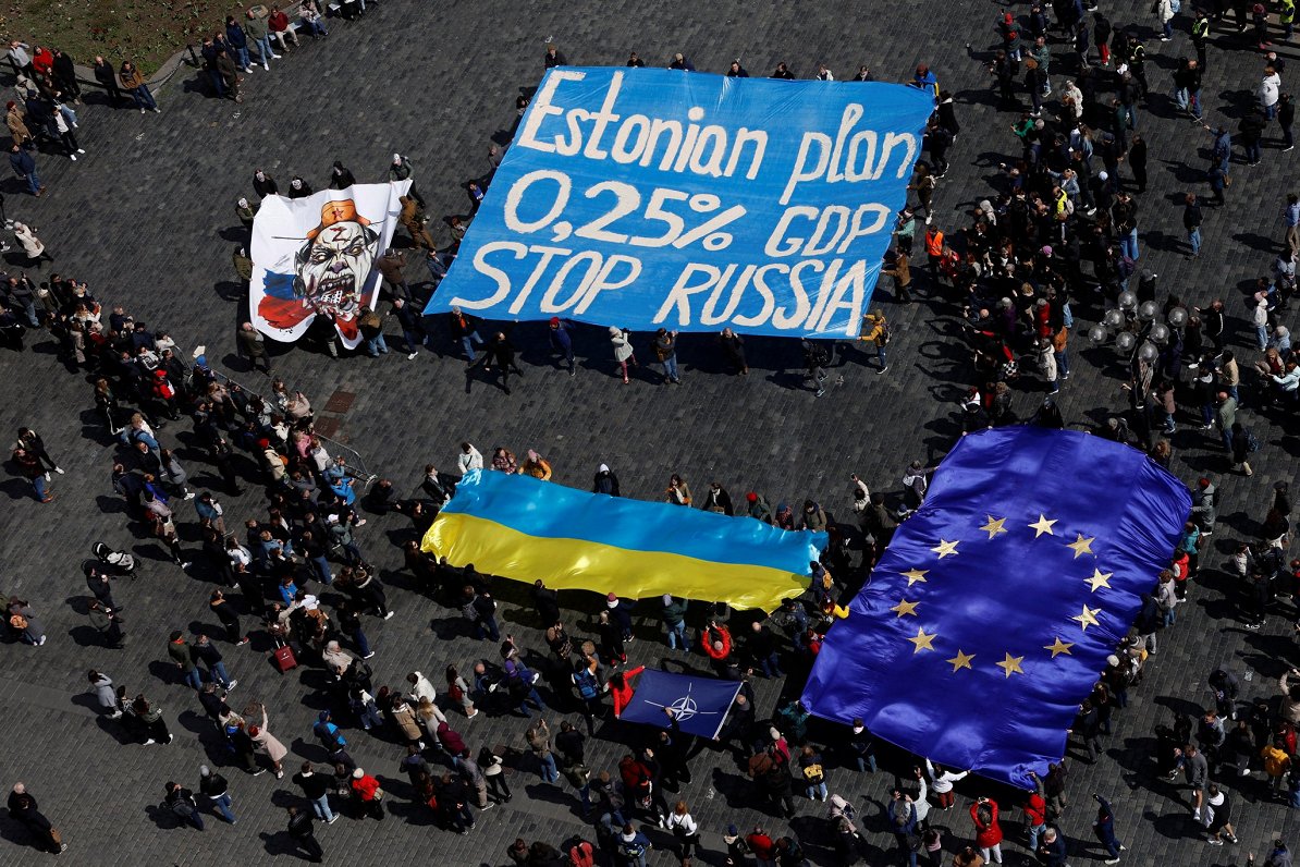 Čehijas galvaspilsētā Prāgā demonstrācijas dalībnieki atbalsta Igaunijas piedāvāto plānu, kas paredz...