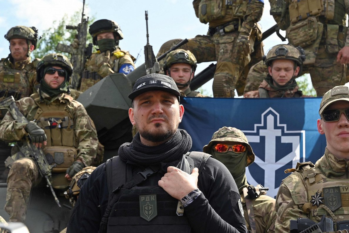 Krievu brīvprātīgā korpusa karavīri Ukrainā. Viņi ar ieročiem rokās cīnās pret Putina režīmu. Priekš...
