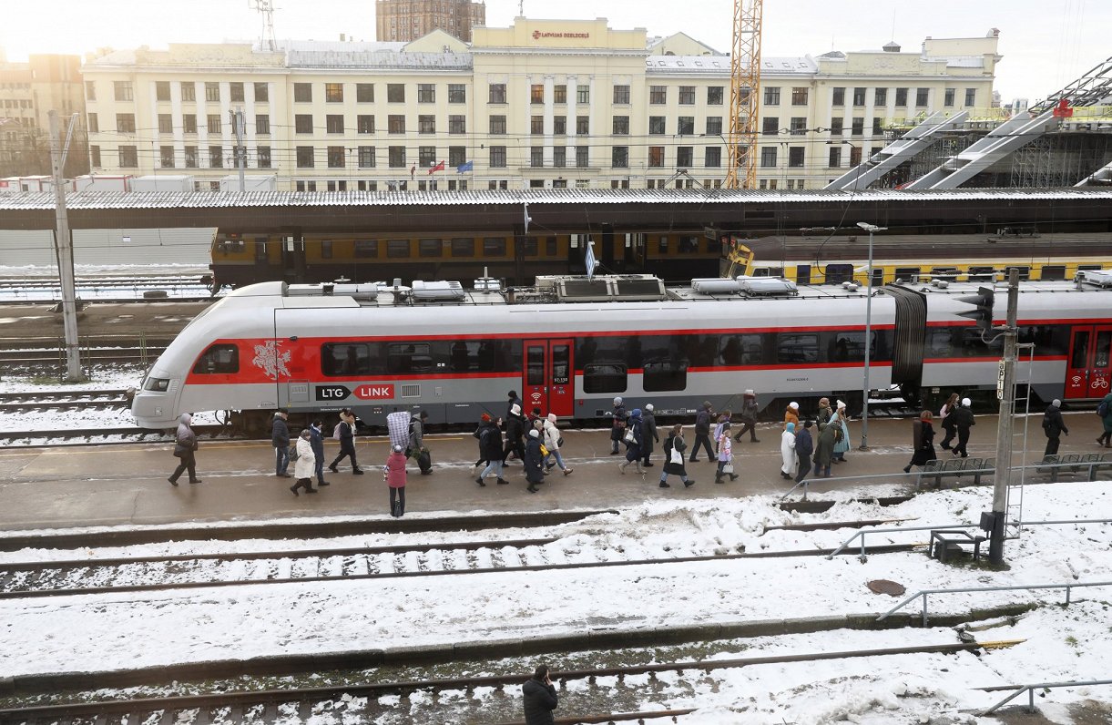 Поезд Вильнюс - Рига на рижском Центральном вокзале.