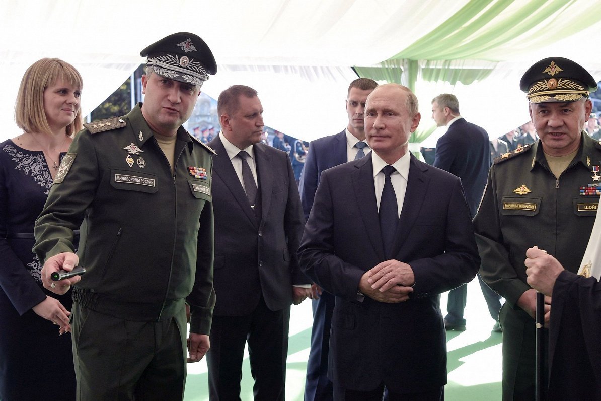 Krievijas aizsardzības ministra vietnieks Timurs Ivanovs (no kreisās) ar Krievijas vadoni Vladimiru...