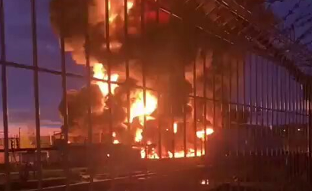 Пожар на Смоленском НПЗ в РФ после воздушной атаки.
