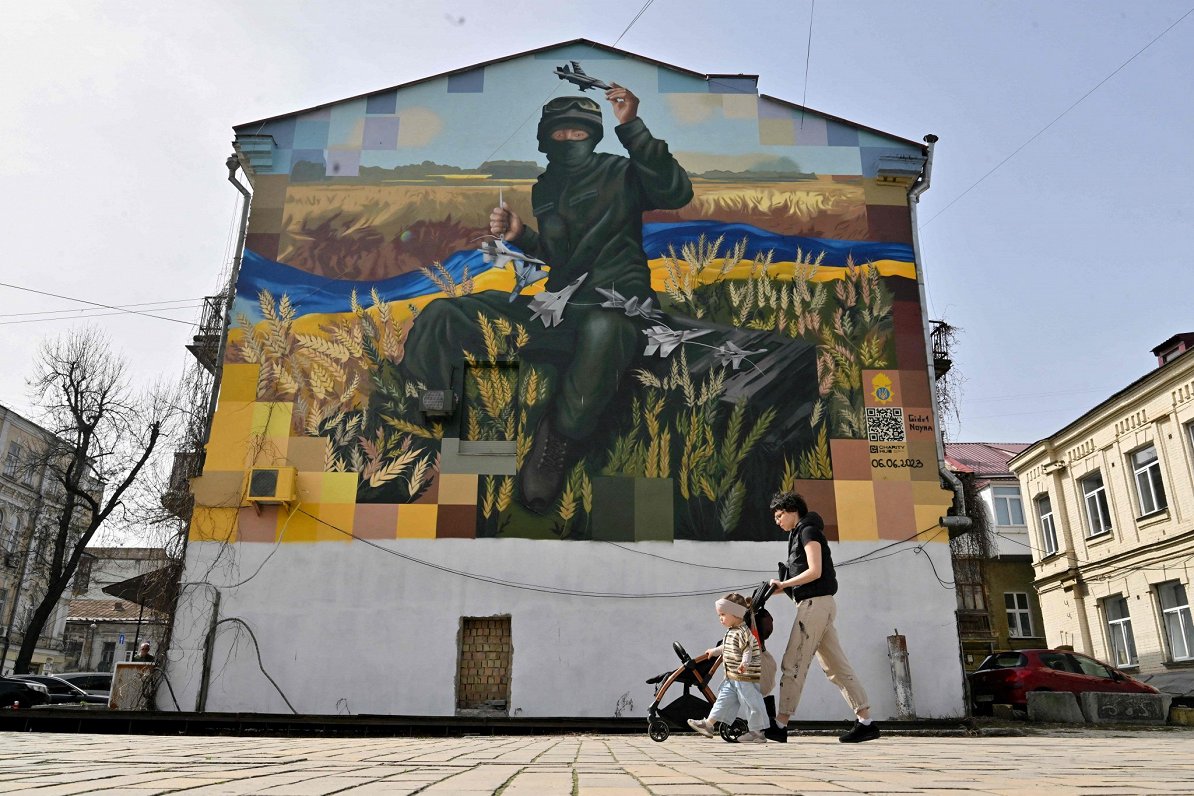 Ukrainas aizstāvjus atbalstošs zīmējums uz mājas sienas Kijivā