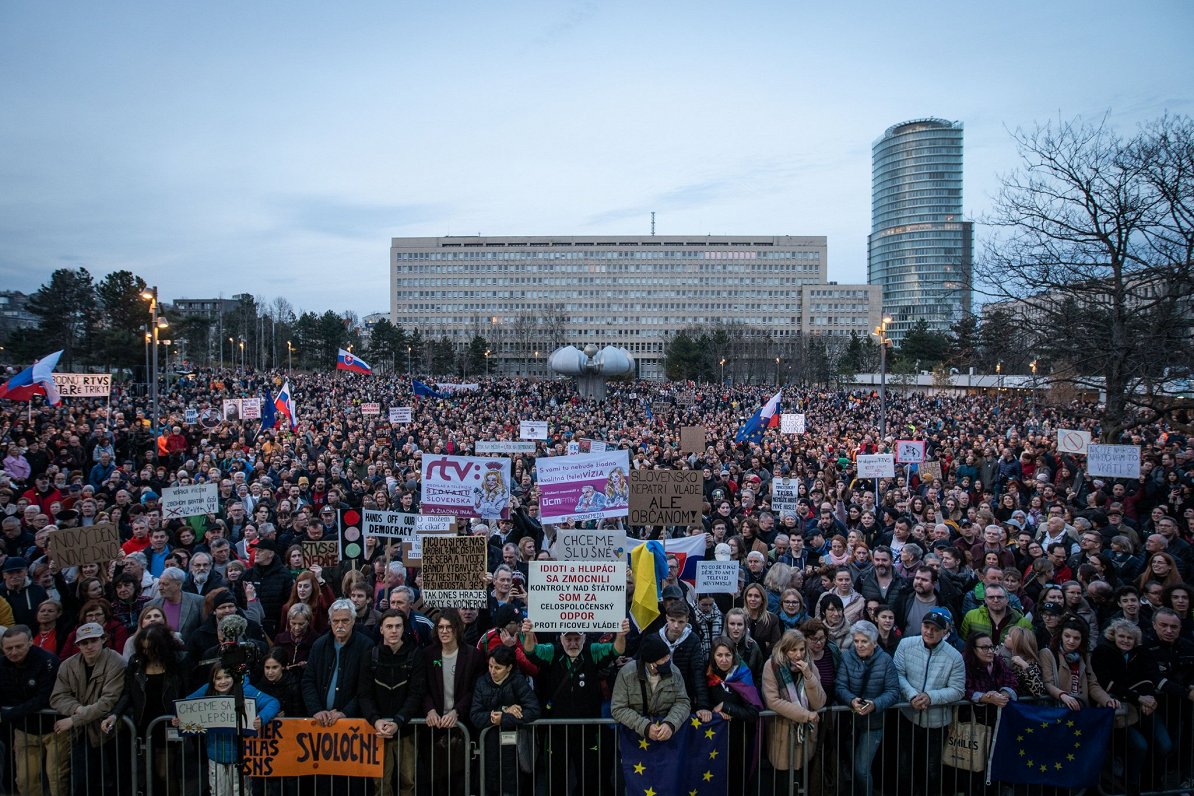 Protesta akcija Bratislavā, Slovākijā pret retrunīgo sabiedriskās raidsabiedrības reorganizāciju.