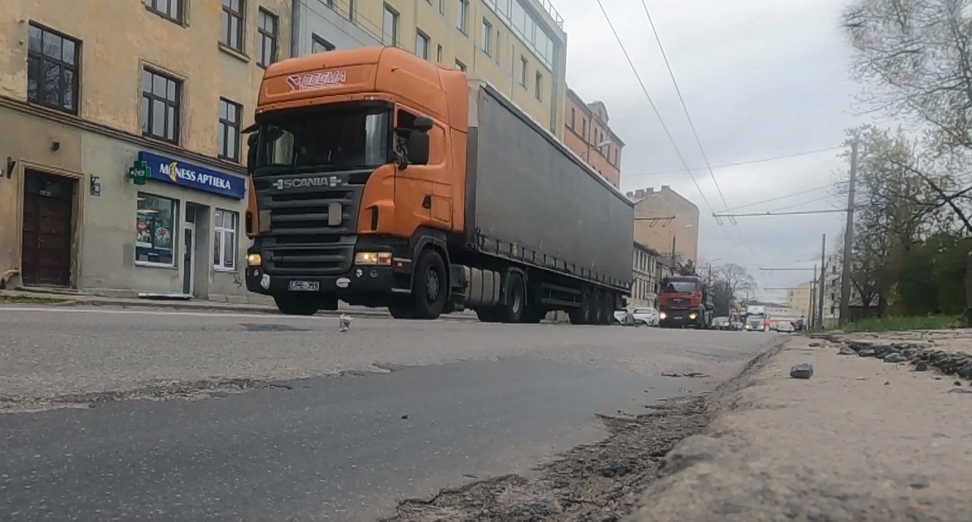 No 1. novembra aizliegs kravas transporta tranzīta satiksmi Pērnavas ielā