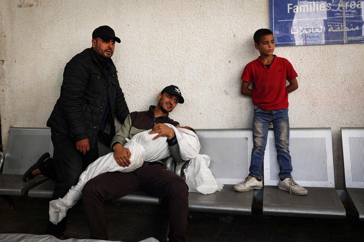 Gazas joslā palestīnieši sēro par tuvinieku nāvi Izraēlas triecienā