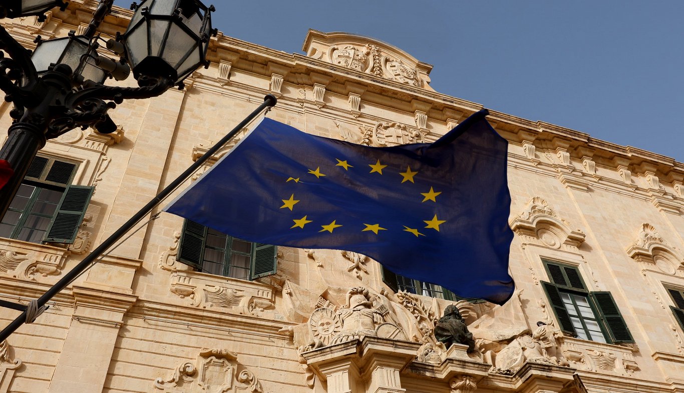 Eiropas Savienības karogs pie vēsturiska nama.