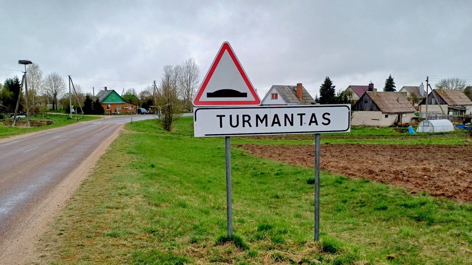 Uzraksts lietuviski pie iebraukšanas ciematā.