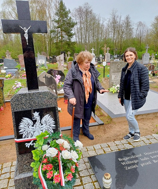 Turmantas kapi. Terēze Narkeviča un Kristīne Kunicka pie 1941.gadā nogalināto poļu kapiem.