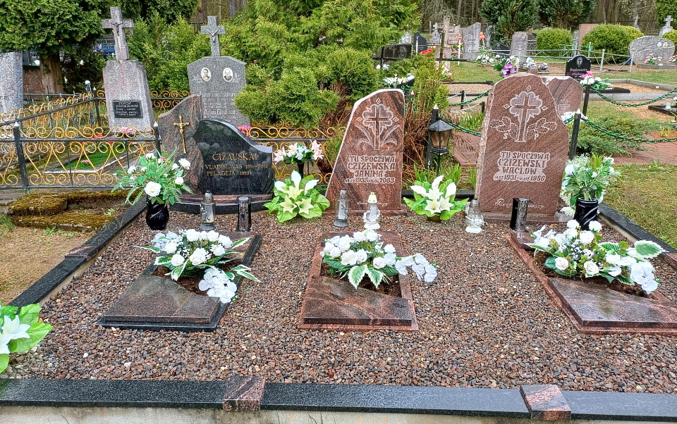 Nagrobki na lokalnym cmentarzu: starsze z napisami po polsku, młodsze po litewsku. ● Надгробия на кл...