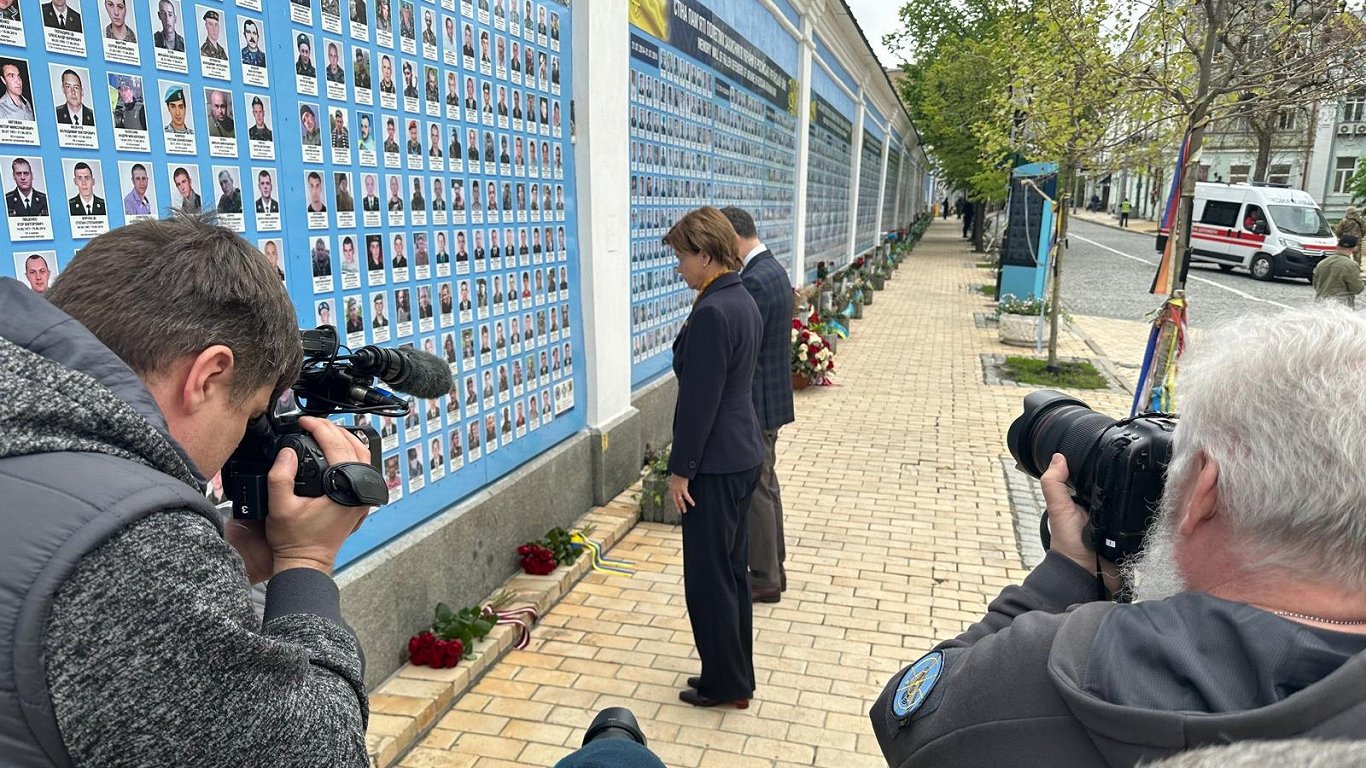Latvijas ārlietu ministre Baiba Braže ar Ukrainas kolēģi Dmitro Kulebu noliek ziedus pie karā krituš...