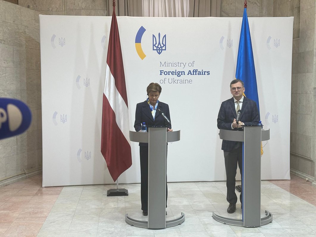 Latvijas ārlietu ministre Baiba Braže un Ukrainas ārlietu ministrs Dmitro Kuleba preses konferencē K...