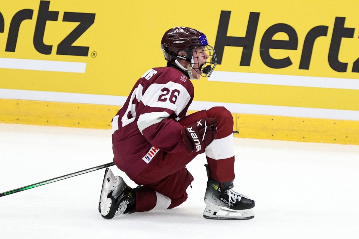 Latvijas U-18 izlases hokejists Bruno Osmanis pasaules čempionāta spēlē