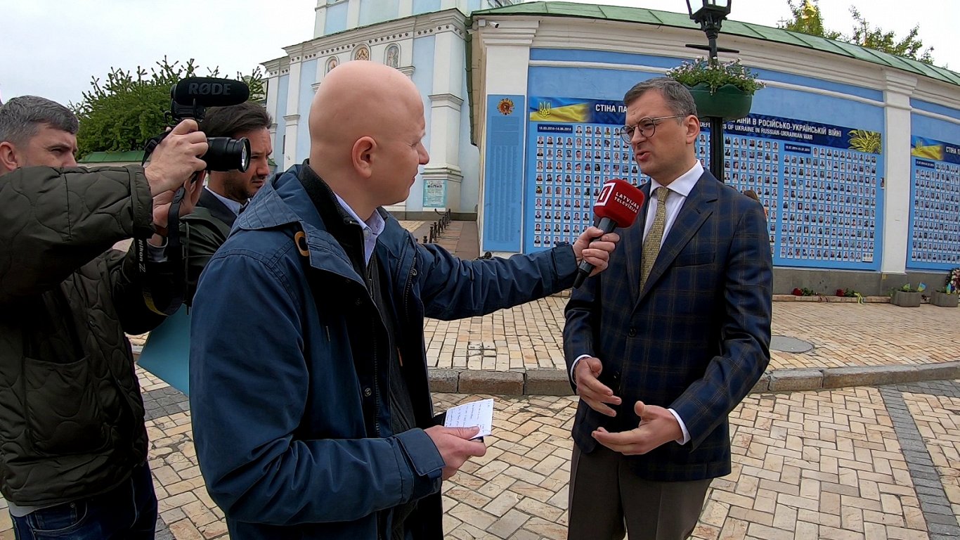 Latvijas Televīzijas žurnālists Gints Amoliņš un Ukrainas ārlietu ministrs Dmitro Kuleba