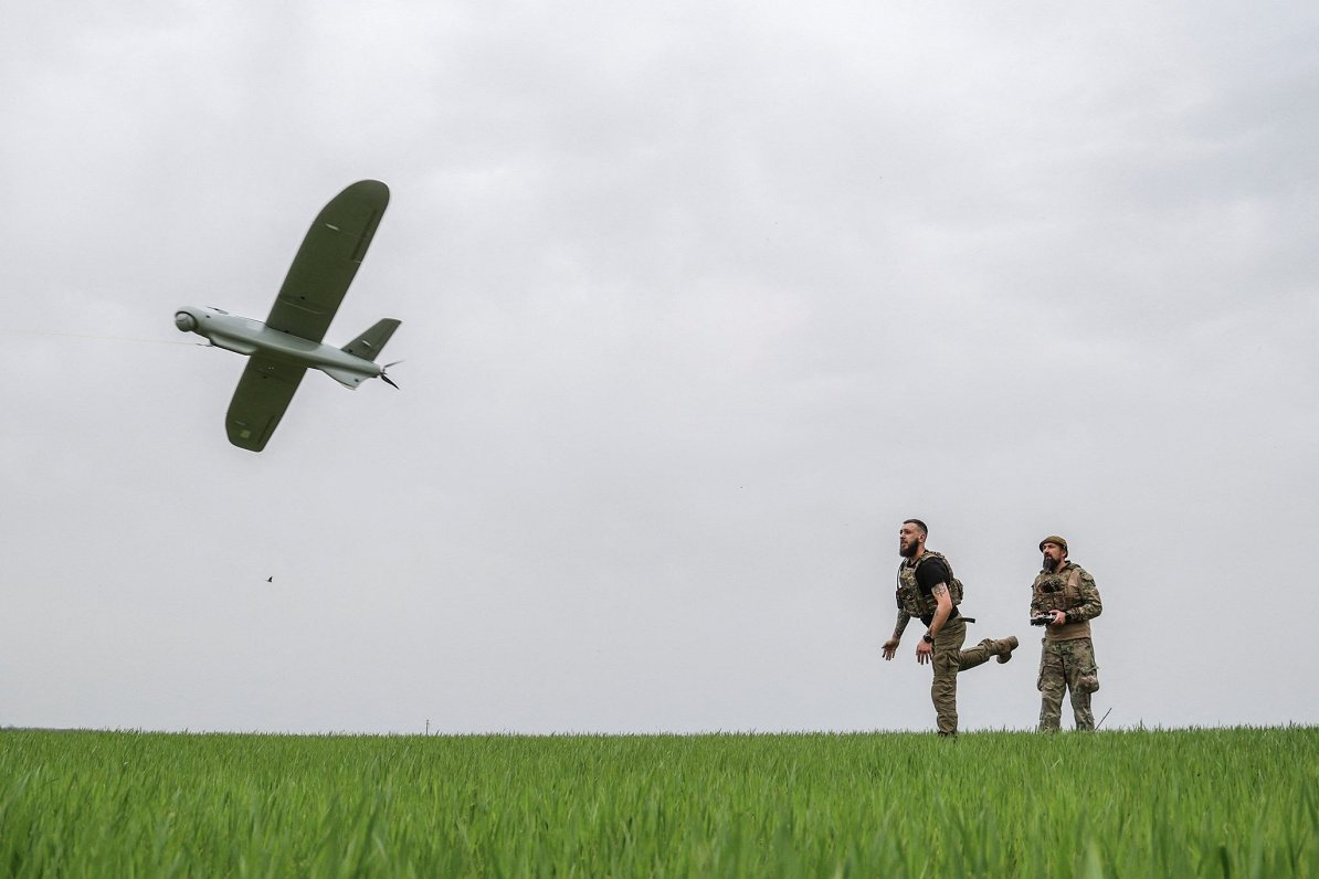 Ukrainas karavīrs piefrontes zonā palaiž izlūkdronu
