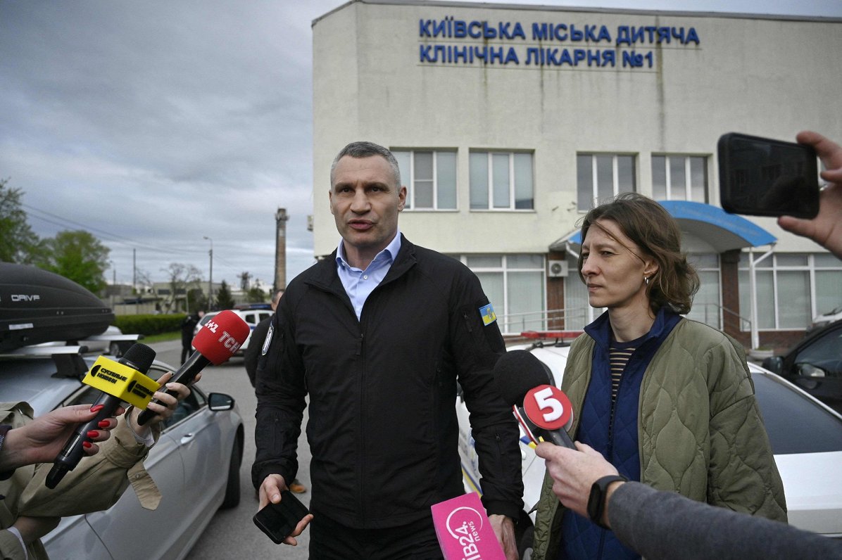 Kijivas mērs Vitālijs Kļičko runā ar žurnālistiem bērnu slimnīcas evakuācijā
