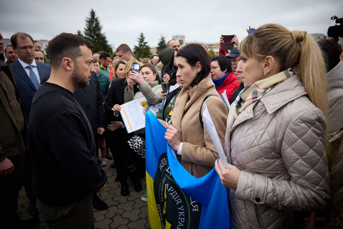 Ukrainas prezidents Volodimirs Zelenskis tiekas ar iedzīvotājiem Slavutičas pilsētā