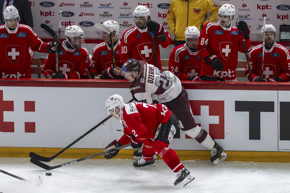 Latvijas hokejists Andris Džeriņš valstsvienības pārbaudes spēlē pret Šveici